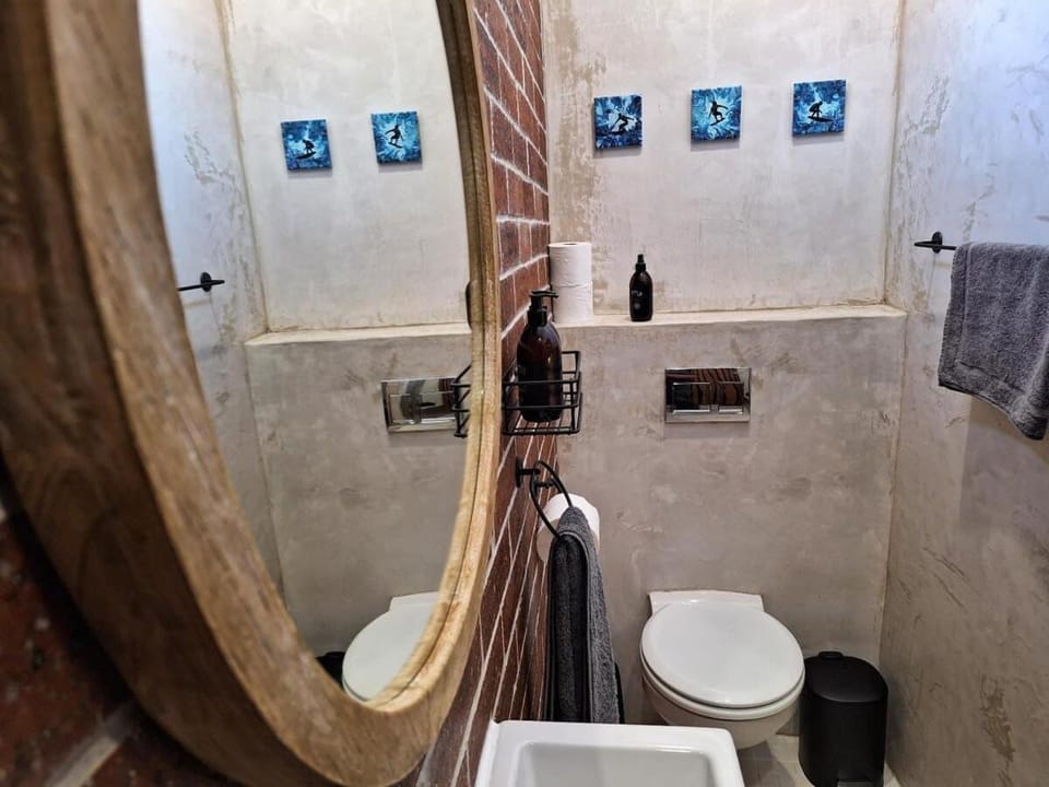 Toilet, Bathroom, towels