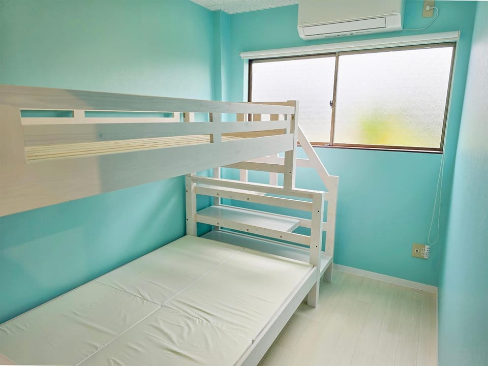 Bedroom, bunk bed