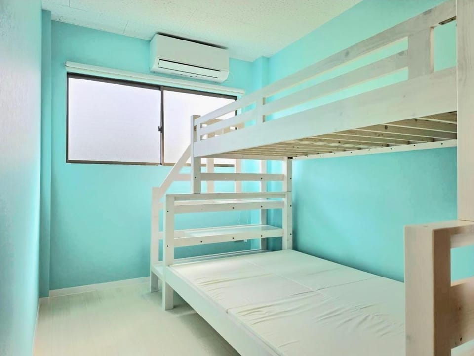 Bedroom, bunk bed, air conditioner