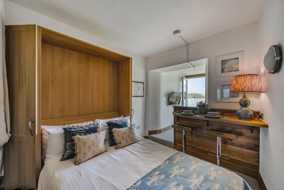 Bed, Dining area, Bedroom