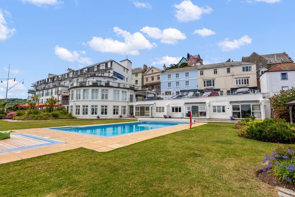 Property building, Garden, Swimming pool