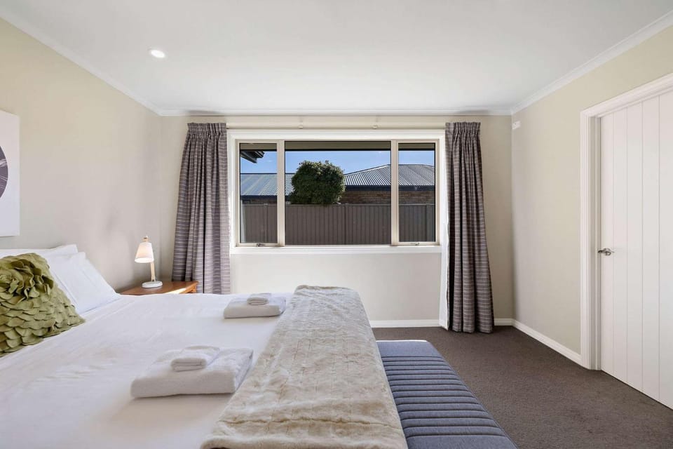 Bed, towels