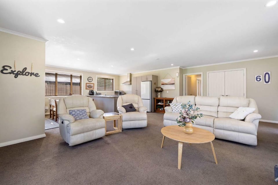 Kitchen or kitchenette, Living room, Seating area