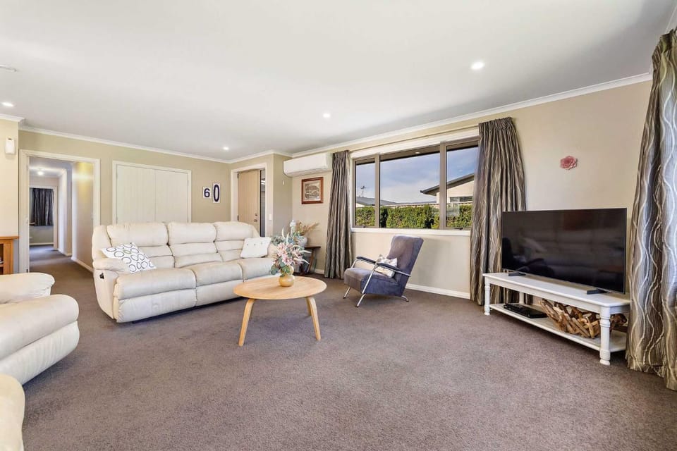 Communal lounge/ TV room, Living room, Seating area, Evening entertainment