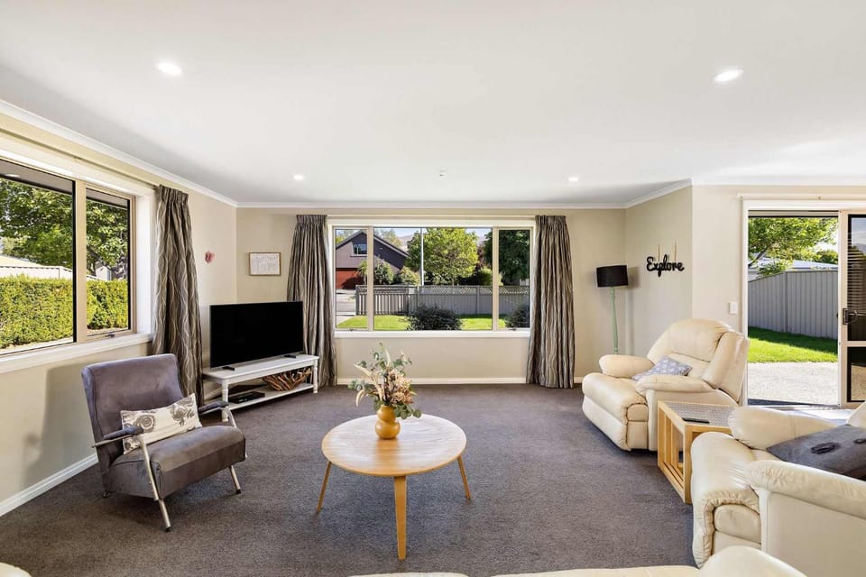 TV and multimedia, Balcony/Terrace, Living room, Seating area, Garden view