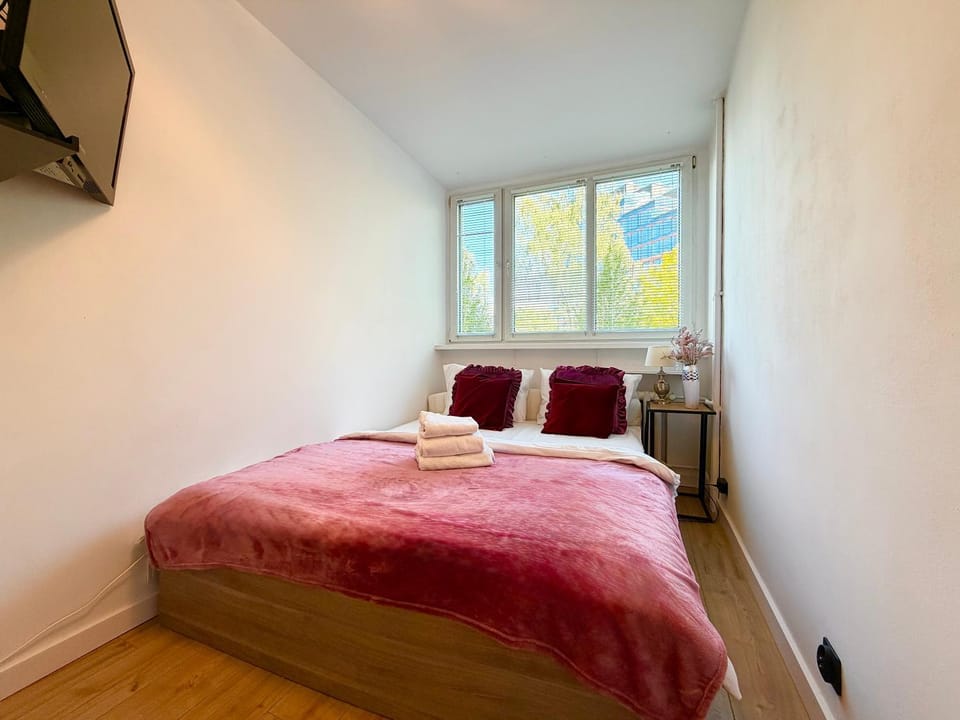 Bed, TV and multimedia, Photo of the whole room, Bedroom, towels