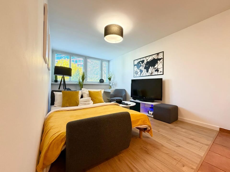 Communal lounge/ TV room, Bed, TV and multimedia, Living room, Photo of the whole room, Seating area, Evening entertainment, Bedroom