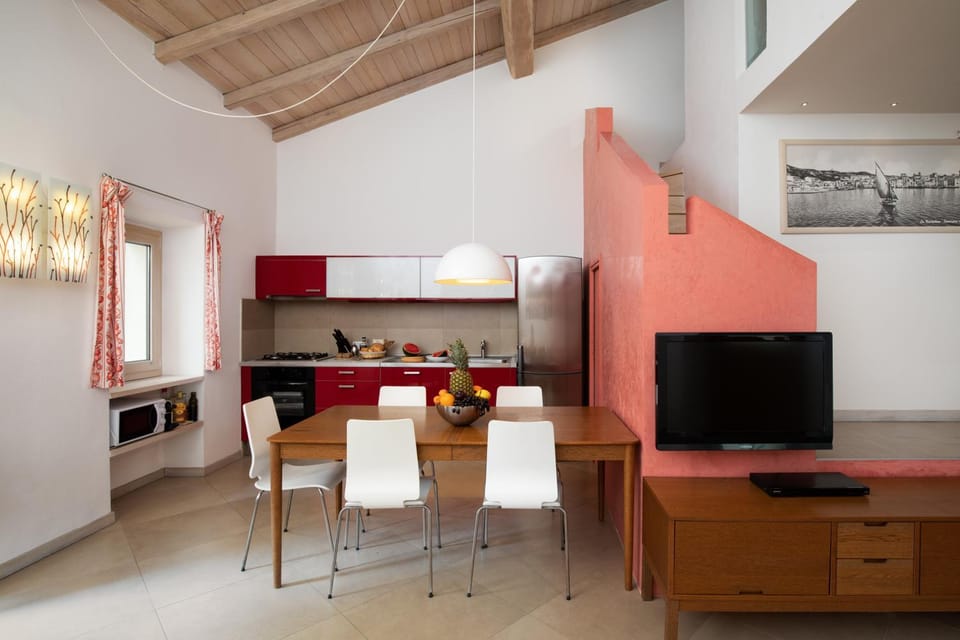 Communal lounge/ TV room, Kitchen or kitchenette, Living room, Seating area, Dining area
