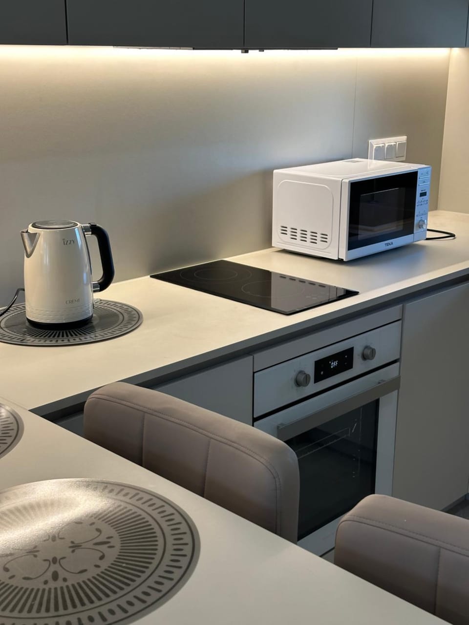 Coffee/tea facilities, Kitchen or kitchenette, stove