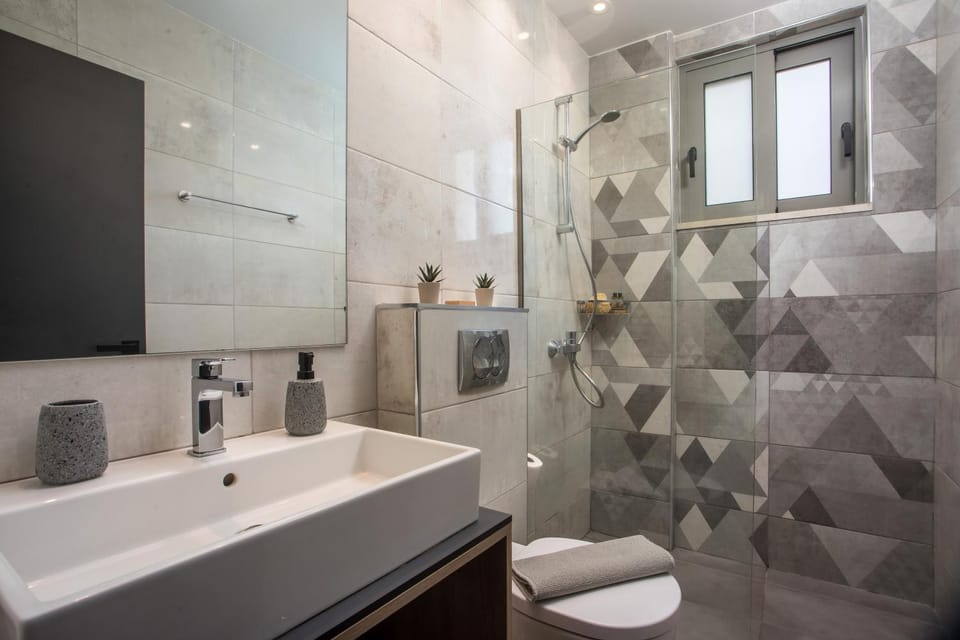 Shower, Toilet, Bathroom, towels