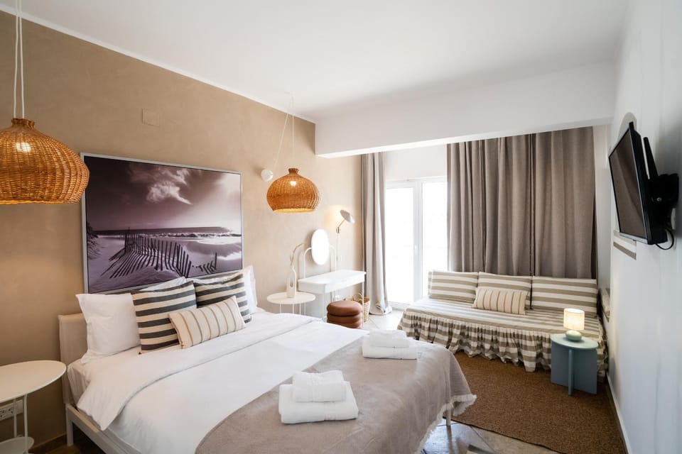 Bed, TV and multimedia, Photo of the whole room, Bedroom, towels