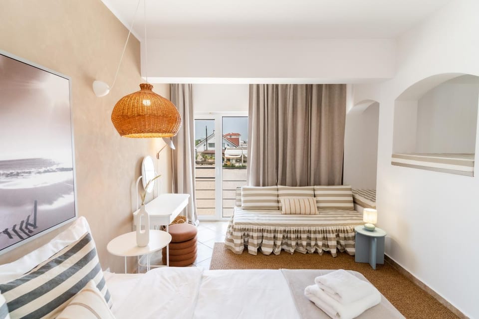 Bed, Photo of the whole room, Seating area, Bedroom