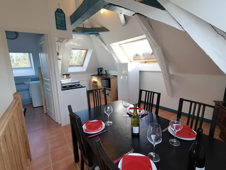 Kitchen or kitchenette, Dining area, stove