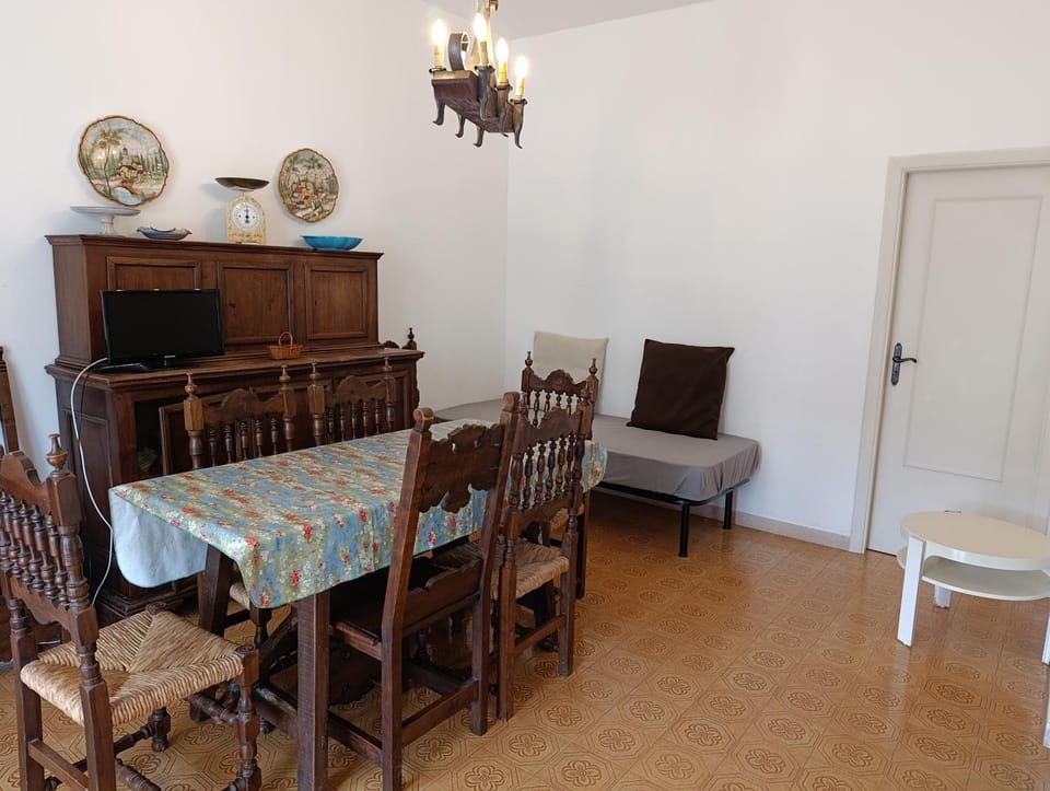 Bed, TV and multimedia, Living room, Seating area, Dining area