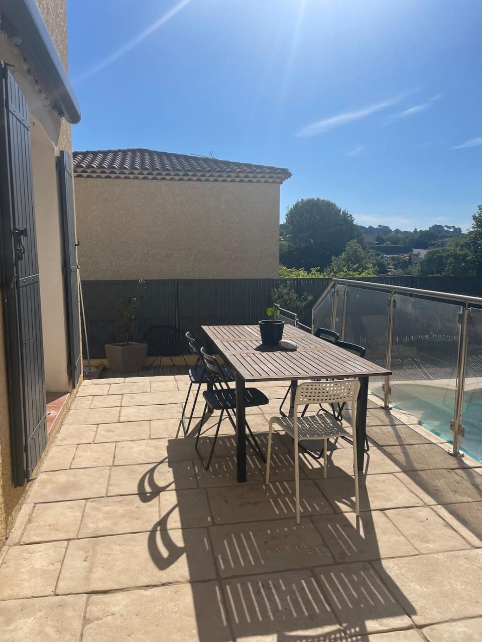 Patio, Day, Dining area