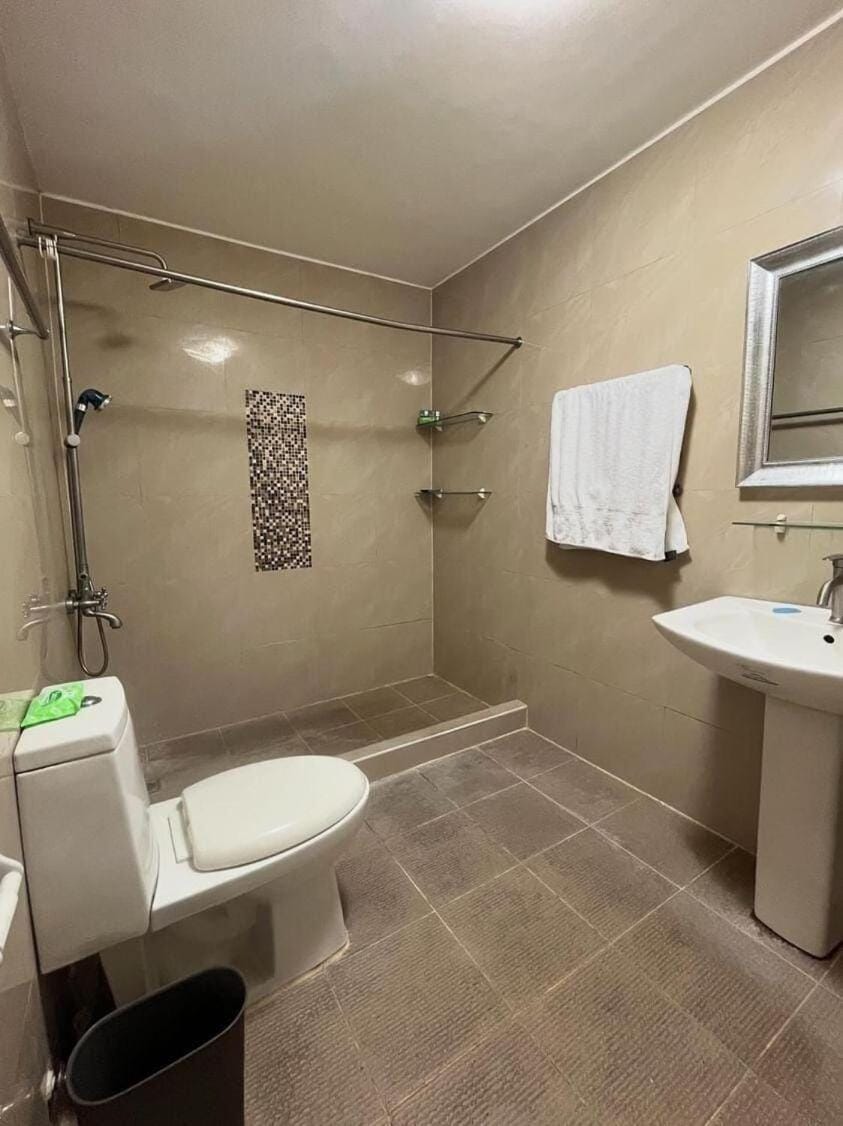 Sheryll Escapes - Kandi large 1BR with king bed Netflix and housekeeping Apartment in Angeles