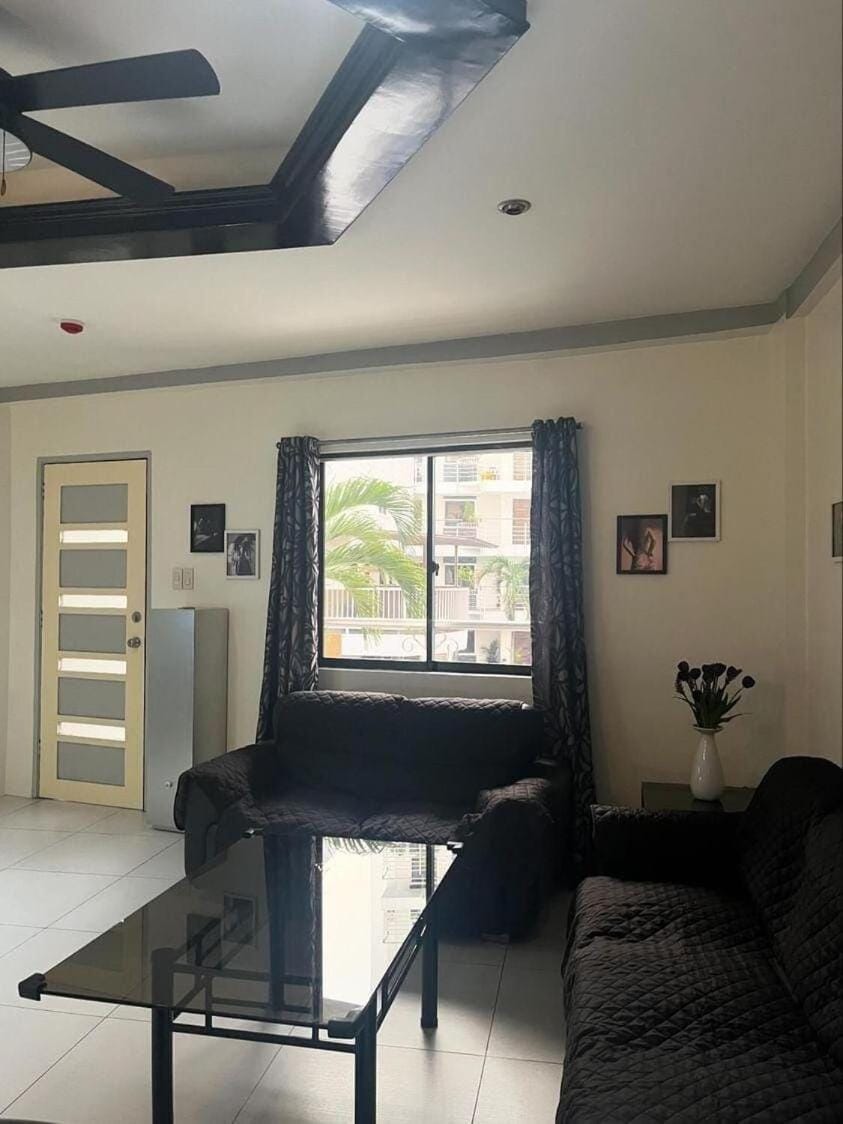 Sheryll Escapes - Kandi large 1BR with king bed Netflix and housekeeping Apartment in Angeles