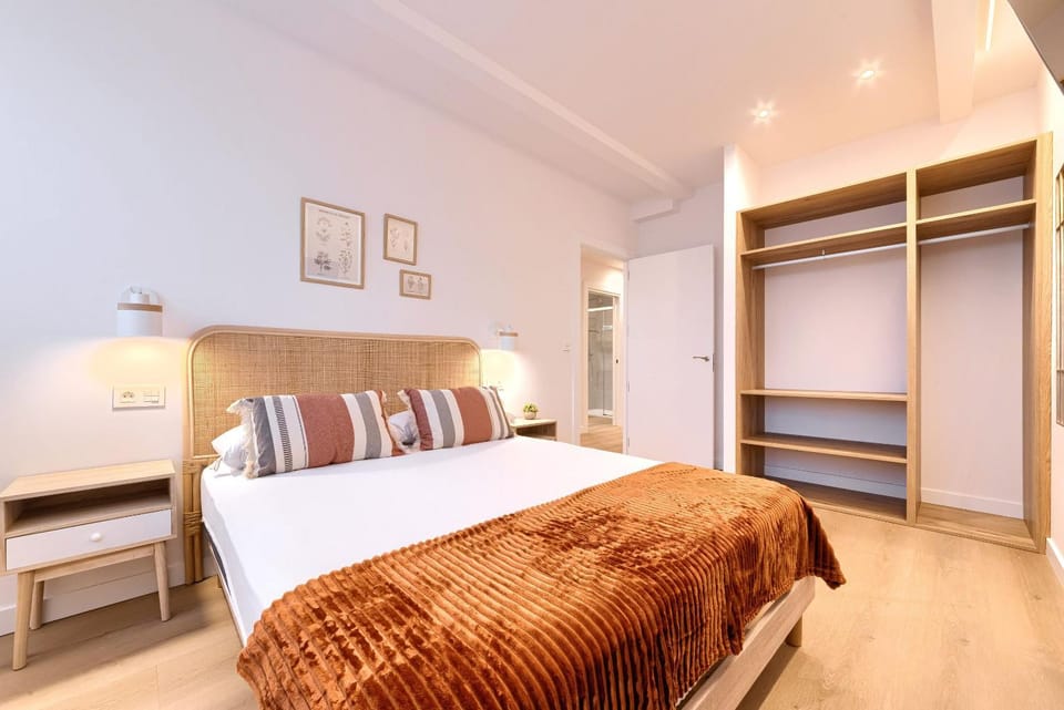 Bed, Photo of the whole room, Bedroom
