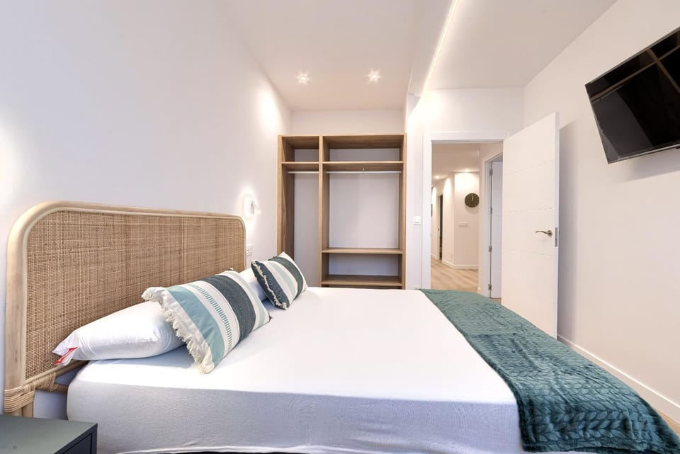 Bed, TV and multimedia, Photo of the whole room, Bedroom