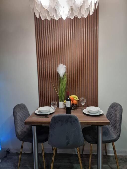 Seating area, Dining area, Food