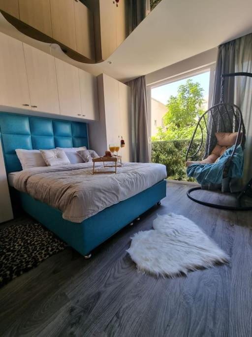Bedroom, towels