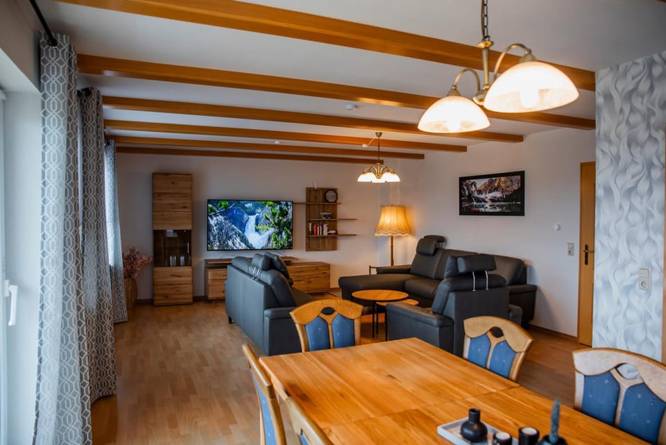 TV and multimedia, Living room, Seating area, Dining area, Evening entertainment