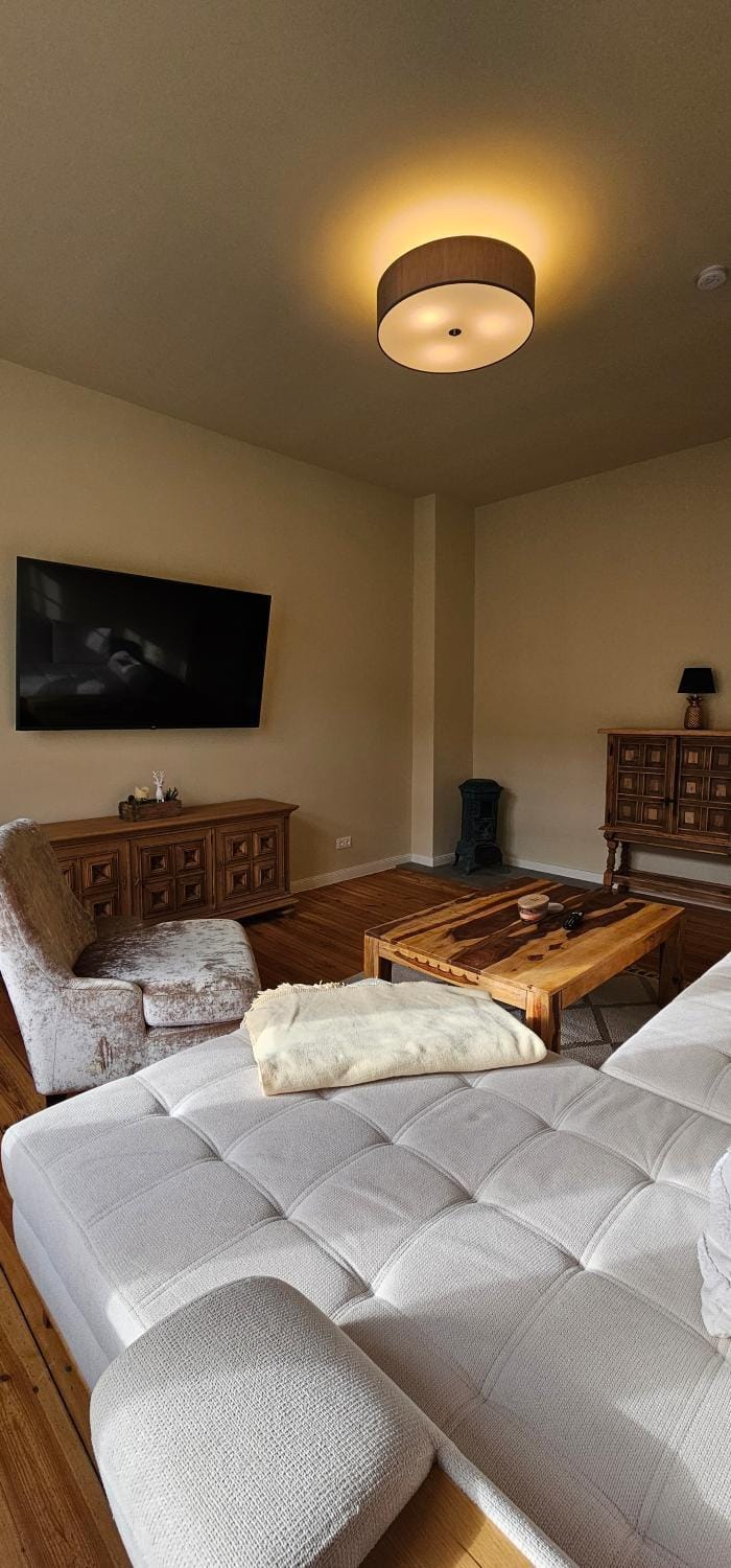 TV and multimedia, Living room, Seating area, Evening entertainment