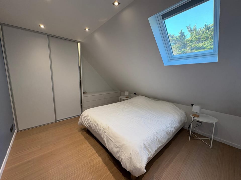 Photo of the whole room, Bedroom, wardrobe