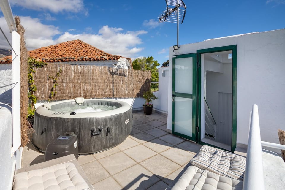 Hot Tub, Solarium, Balcony/Terrace
