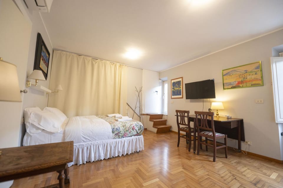 Bed, TV and multimedia, Photo of the whole room, Bedroom