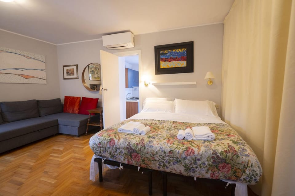 Bed, Photo of the whole room, Bedroom, air conditioner
