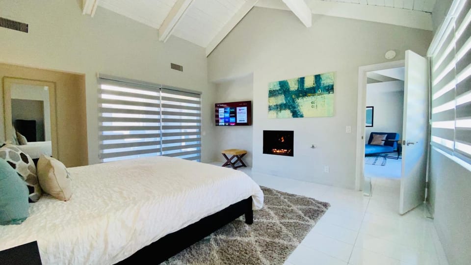 40 - LOVE 2 ensuite bedrooms completely renovated great view-managed by Greenday 24777 House in Rancho Mirage