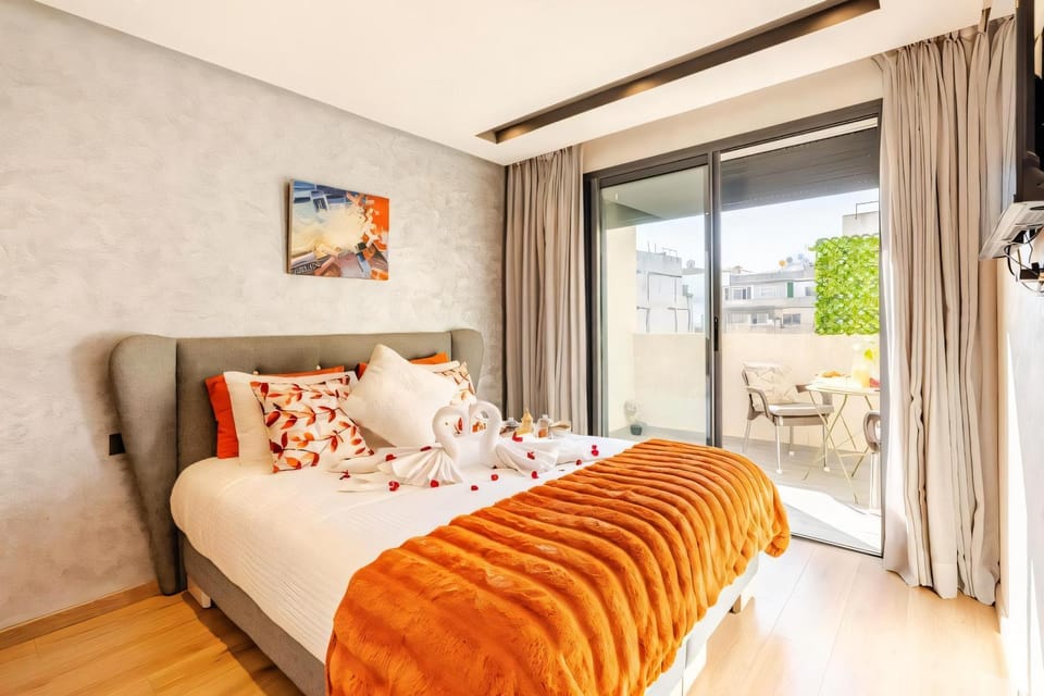 Photo of the whole room, Bedroom