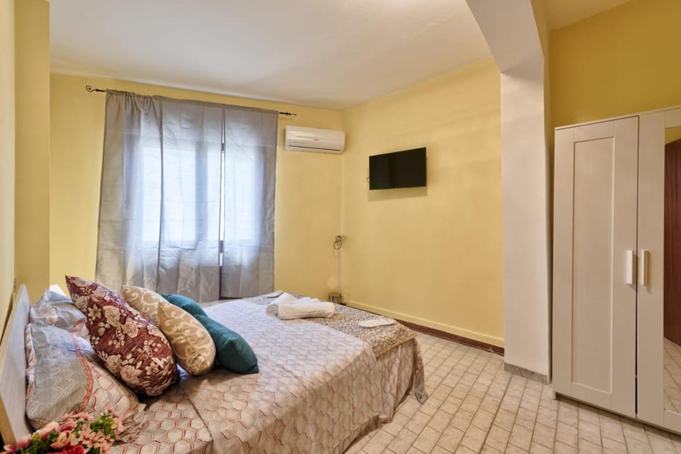 Bed, TV and multimedia, Photo of the whole room, Bedroom, wardrobe, air conditioner