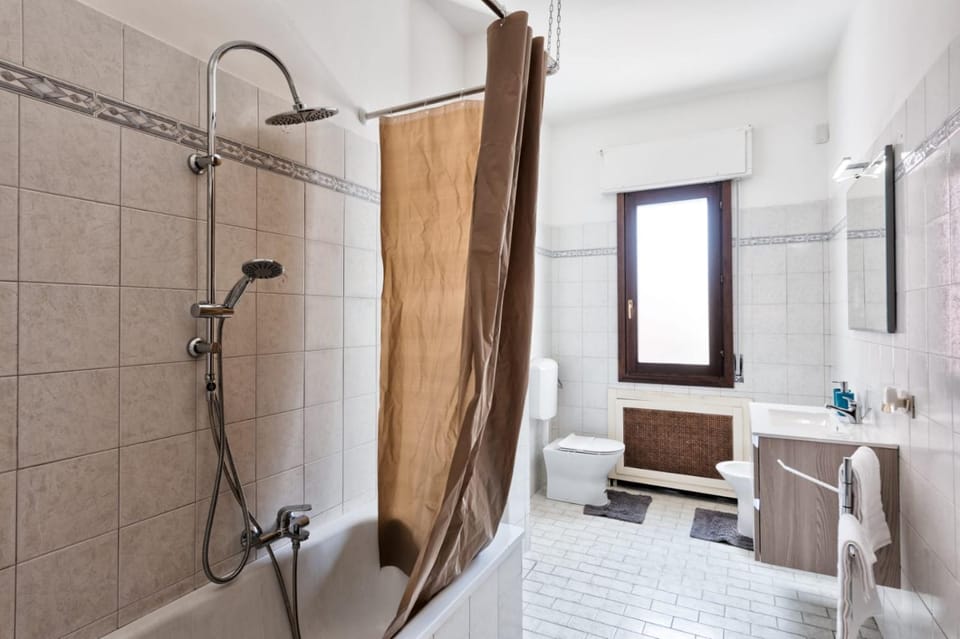 Shower, Toilet, Bathroom, Bath