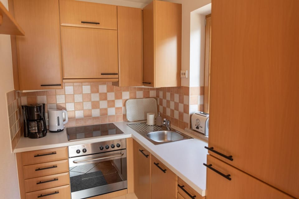 Coffee/tea facilities, Kitchen or kitchenette, dishwasher, oven, stove, toaster