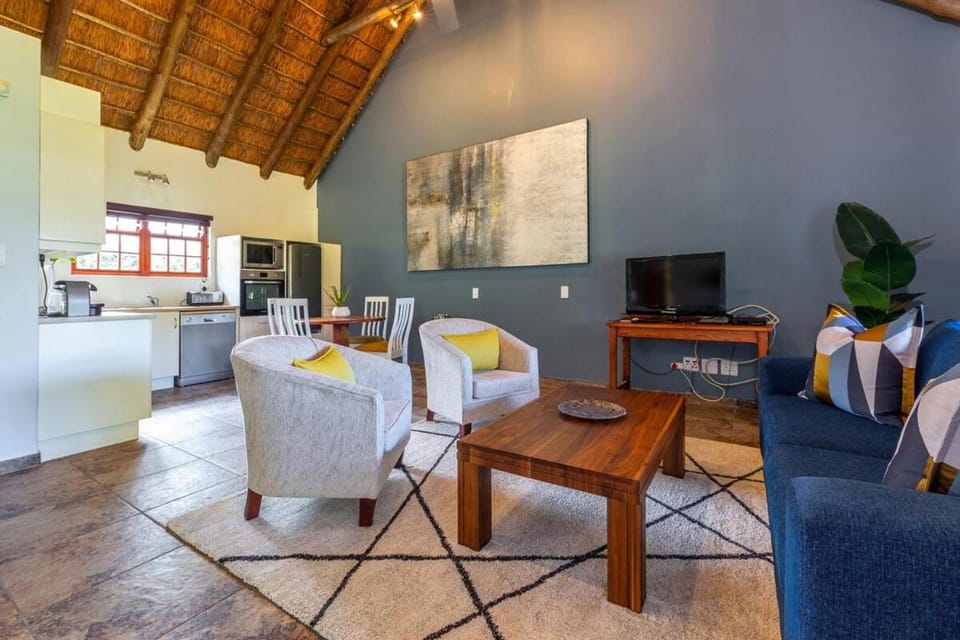 TV and multimedia, Kitchen or kitchenette, Living room, Seating area, Dining area