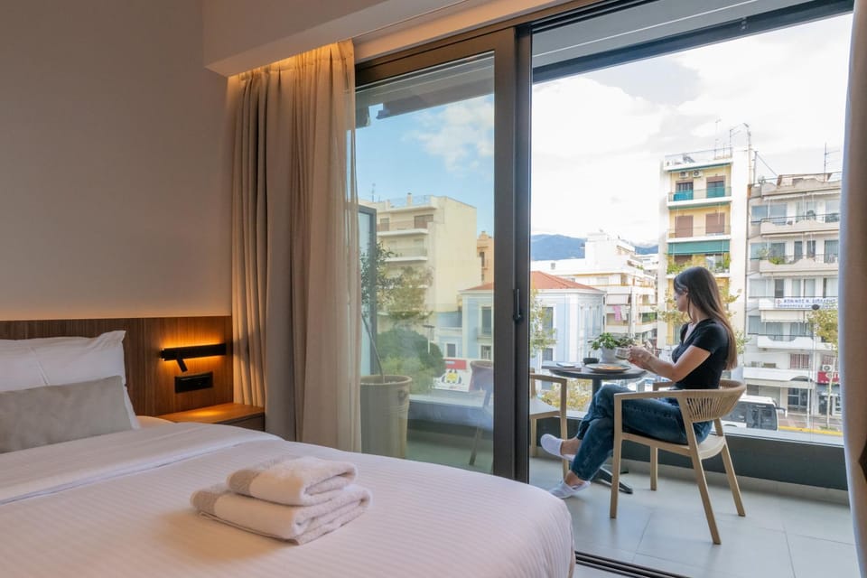 Bed, People, Balcony/Terrace, City view