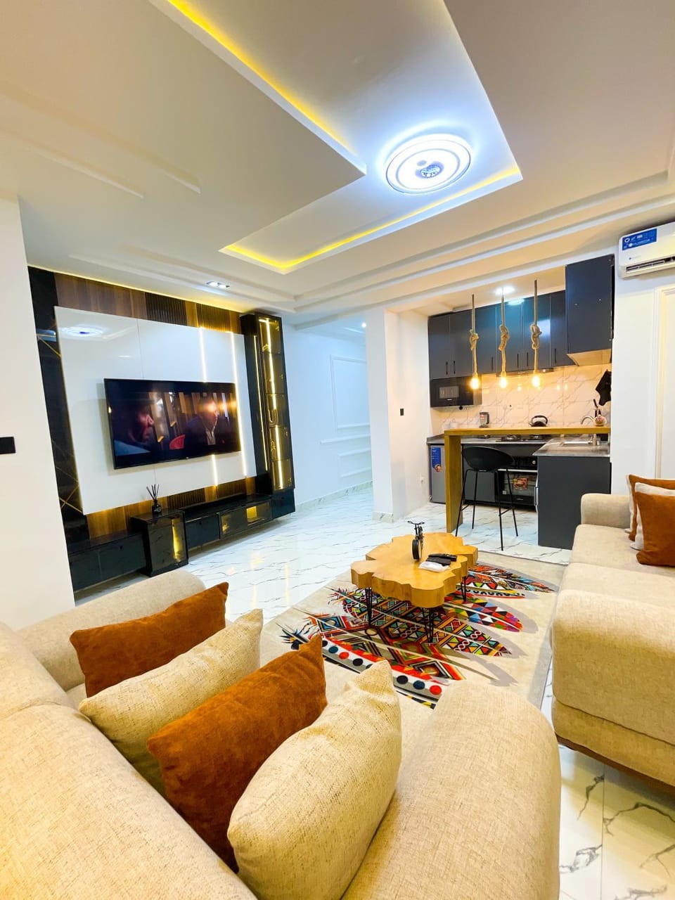 TV and multimedia, Kitchen or kitchenette, Living room, Seating area, Evening entertainment