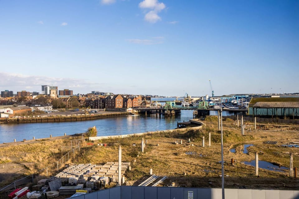 The Sanctuary- Short Walk to Hamworthy Beach and Park Apartment in Poole