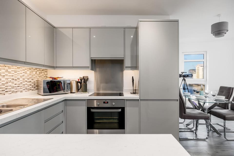 The Sanctuary- Short Walk to Hamworthy Beach and Park Apartment in Poole