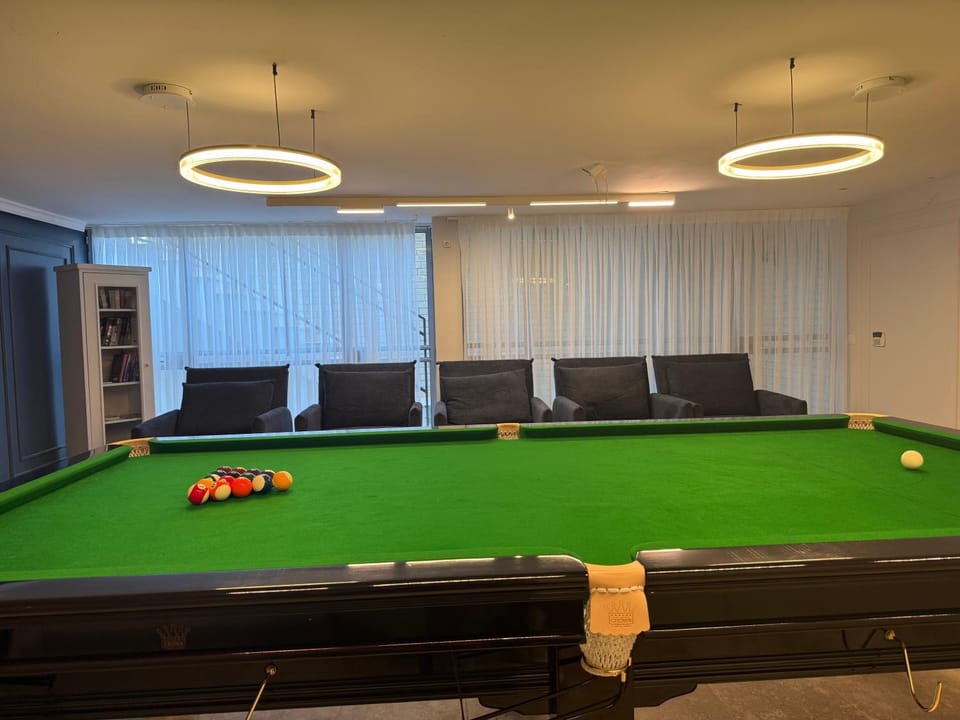 Billiard, Game Room