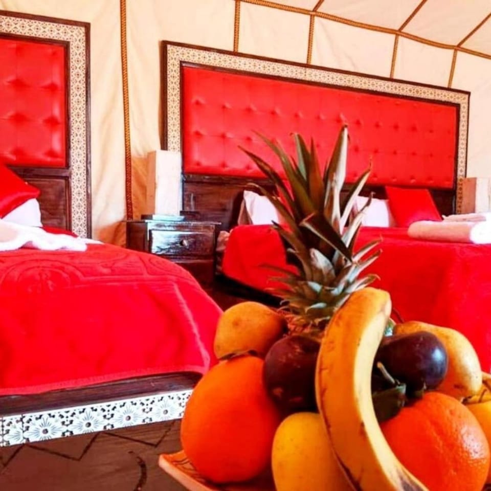 Property building, Bed, Living room, Photo of the whole room, Seating area, Bedroom