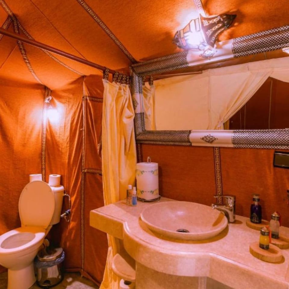 Shower, Toilet, Property building, Bathroom, Bath, towels