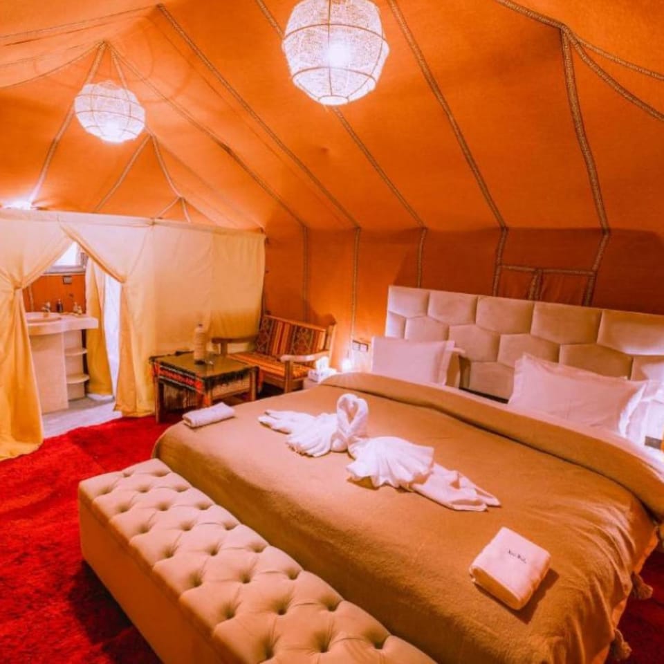 Property building, Bed, Living room, Photo of the whole room, Seating area, Bedroom, towels