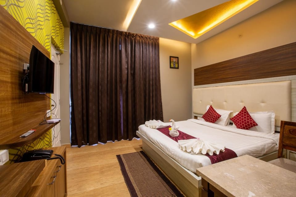Bed, TV and multimedia, Photo of the whole room, Bedroom