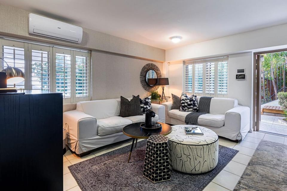 TV and multimedia, Living room, Seating area, air conditioner