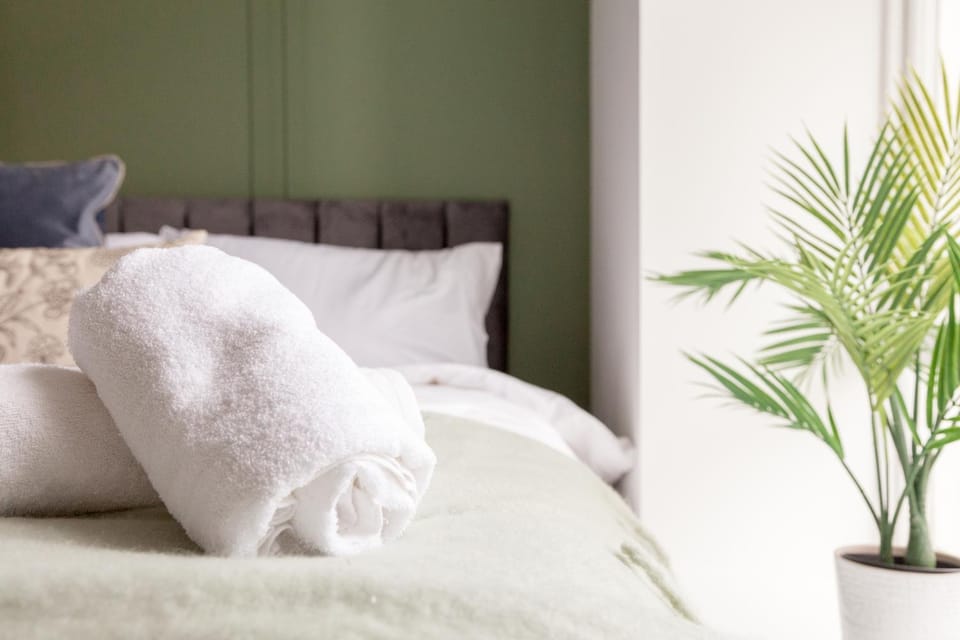 Bed, Bedroom, towels