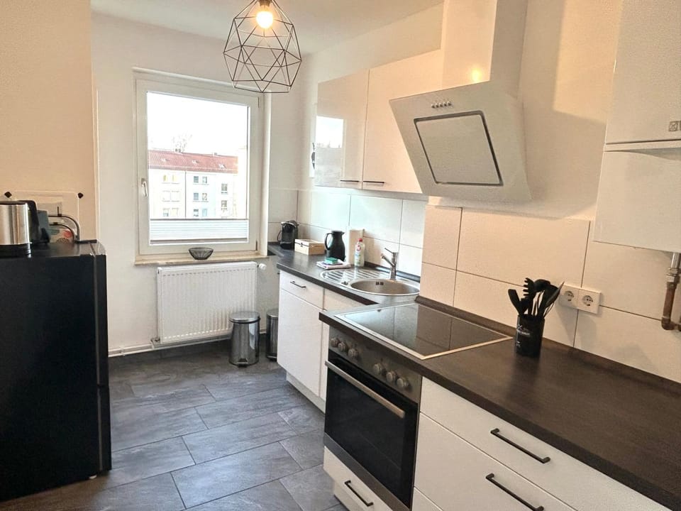 Coffee/tea facilities, Kitchen or kitchenette, dishwasher, stove, toaster