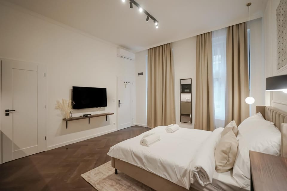 Bed, TV and multimedia, View (from property/room), Photo of the whole room, Bedroom, towels